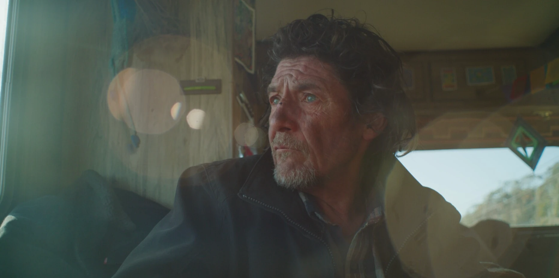 Alternate still from MÀQUINA